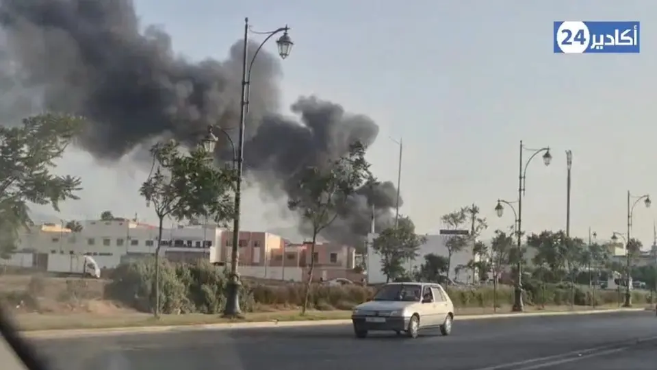 دشييرة الجهادية: حريق عنيف يلتهم مخزن شركة في المنطقة الصناعية لتاسيلة - Actualité Agadir